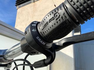 Bicicleta urbana tipo fixie con marchas