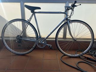 Bicicleta urbana tipo fixie con marchas