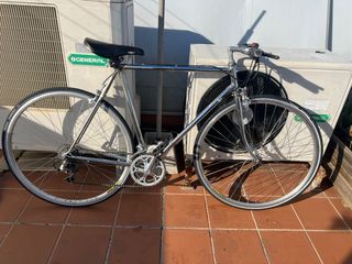 Bicicleta urbana tipo fixie con marchas