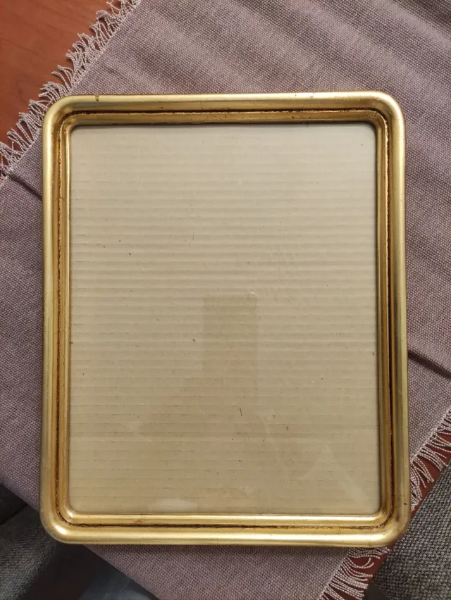 2 Marcos de fotos dorados envejecidos y libro.