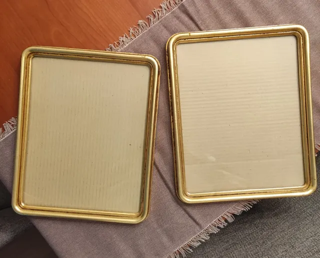 2 Marcos de fotos dorados envejecidos y libro.