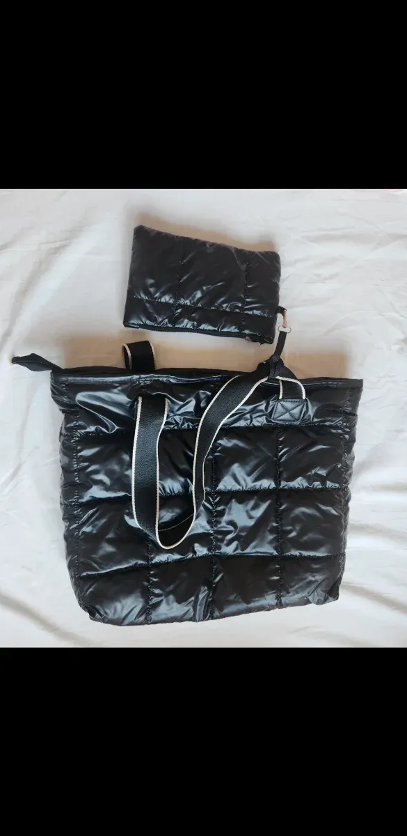 Bolso acolchado negro y monedero