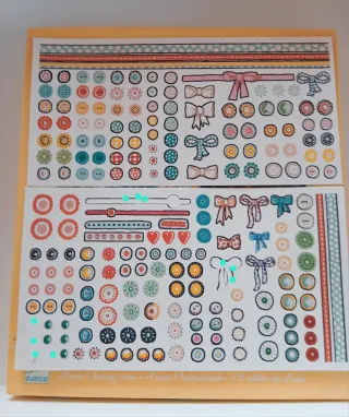 Diseña tu moda con muñecas de cartón y accesorios