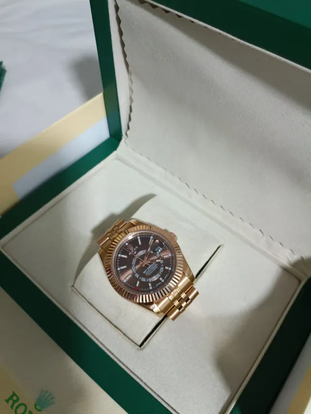 Reloj  Dorado y Marrón