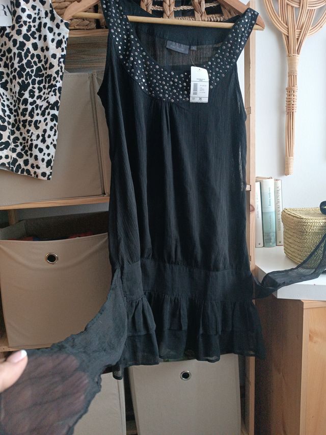 Vestido negro sin estrenar con tachuelas
