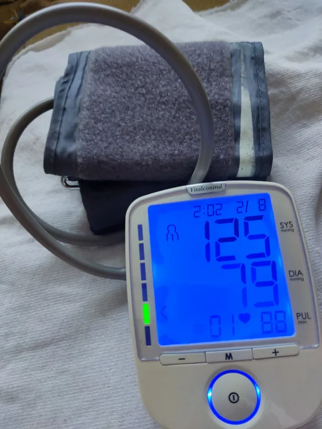 Tensiómetro Vitalcontrol como nuevo funciona a pil