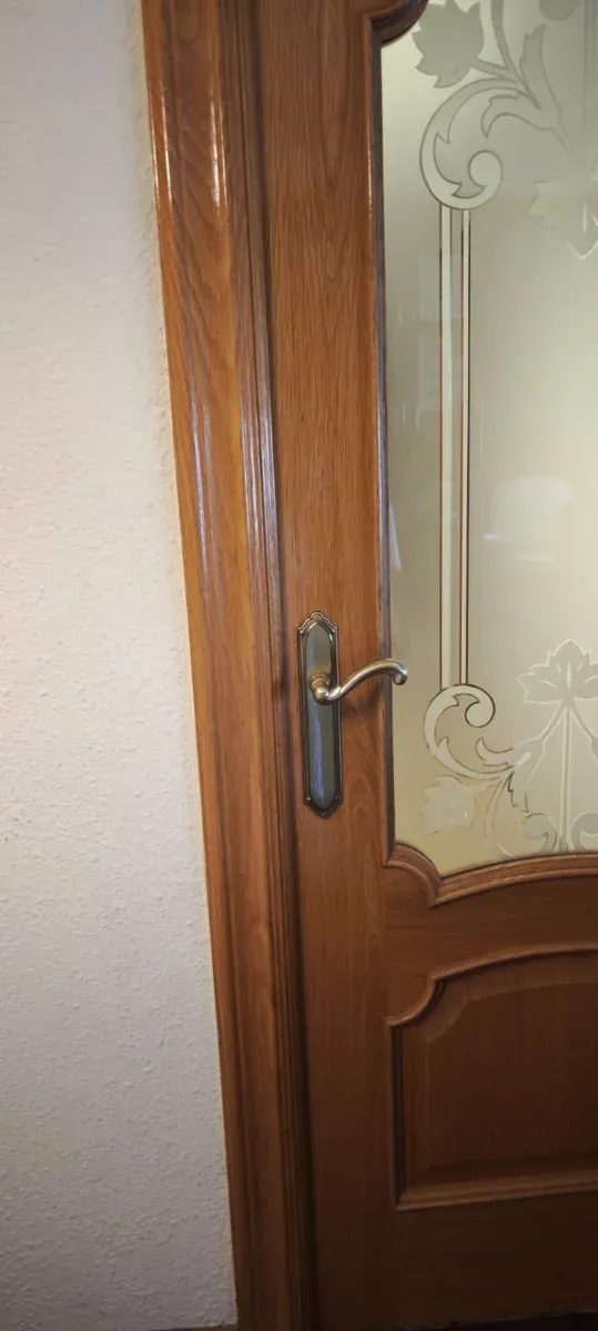 Puerta de interior de madera con cristal.