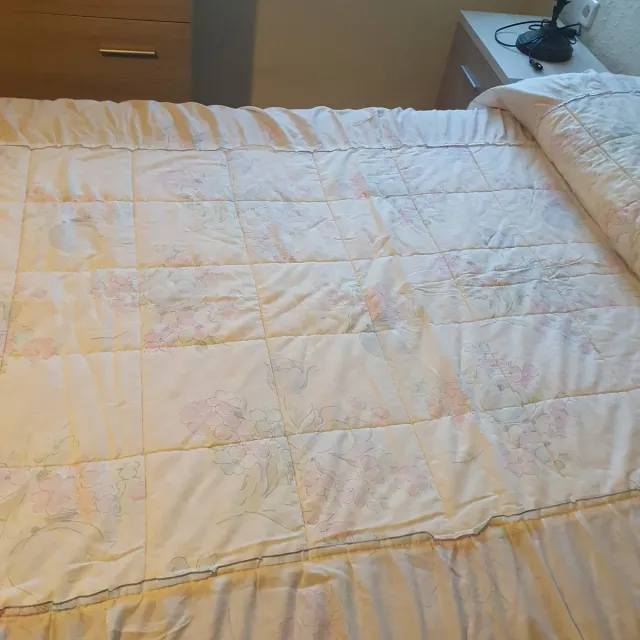 Colcha edredón beige y rosa