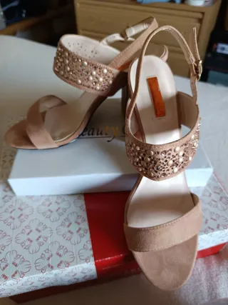 Sandalias tacón nude pedrería verano