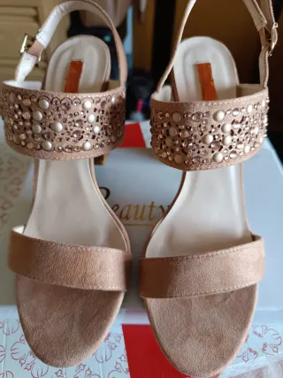 Sandalias tacón nude pedrería verano