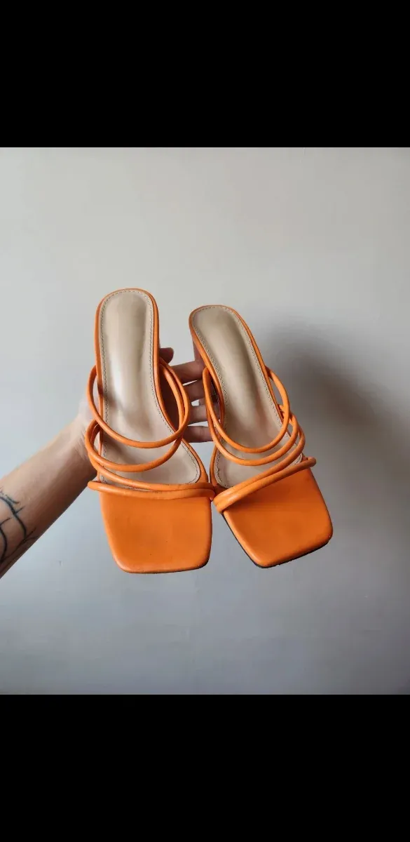 Tacones naranjas de tiras