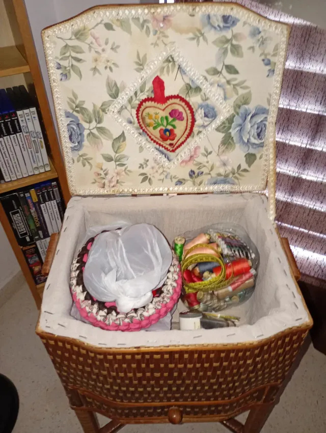 Costurero de mimbre con cajón. Precio negociable
