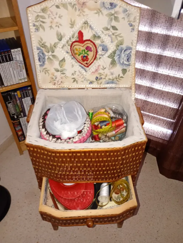 Costurero de mimbre con cajón. Precio negociable