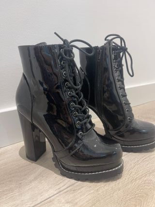Botas de plataforma negras con cordones