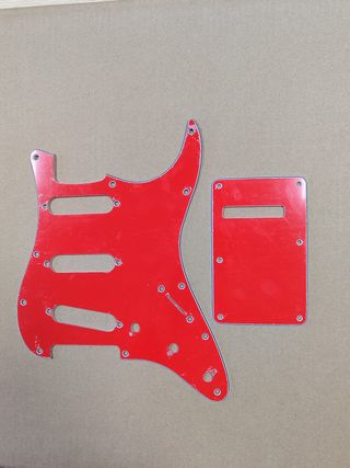 Golpeador y tapa tremolo roja Stratocaster