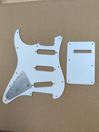 Golpeador y tapa tremolo roja Stratocaster