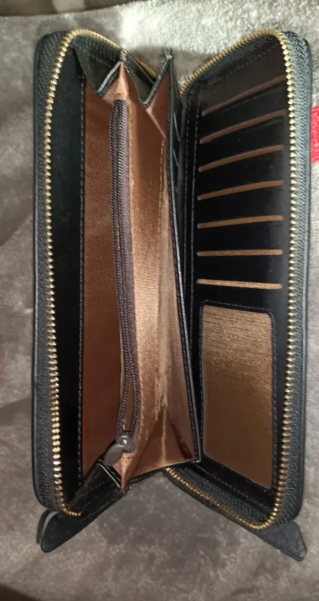 Monedero Guess Negro y Dorado Réplica