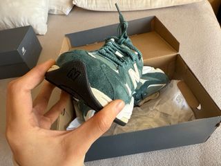 New Balance 9060 Verde y Beige