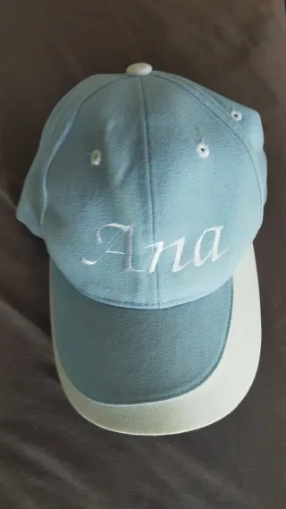 Gorra bordada Ana azul celeste y blanco