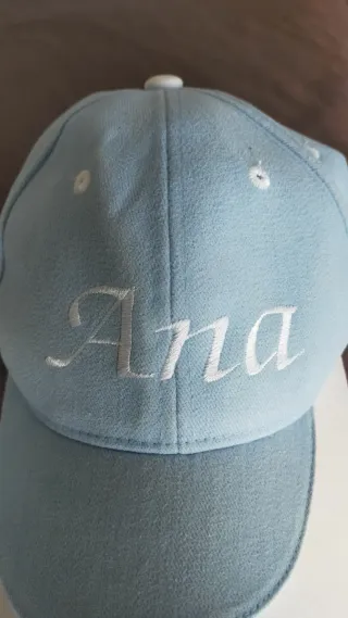 Gorra bordada Ana azul celeste y blanco