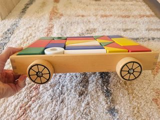 Carrito de madera con bloques de construcción