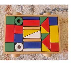 Carrito de madera con bloques de construcción