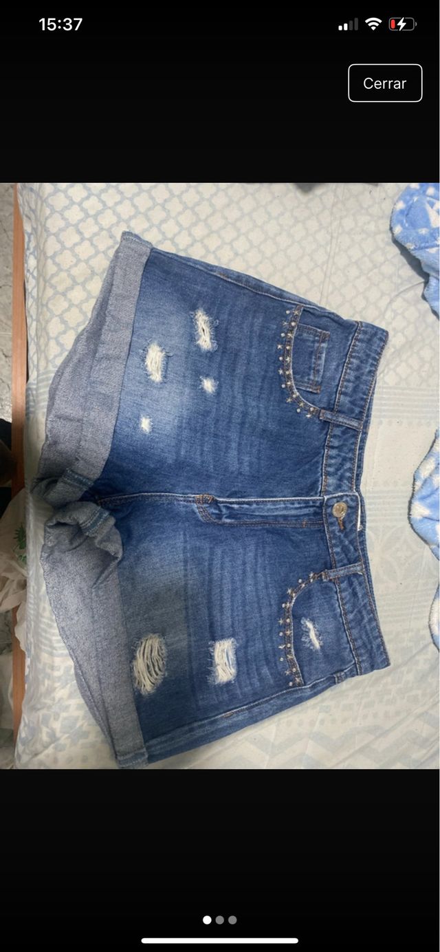 Pantalón vaquero corto desgastado