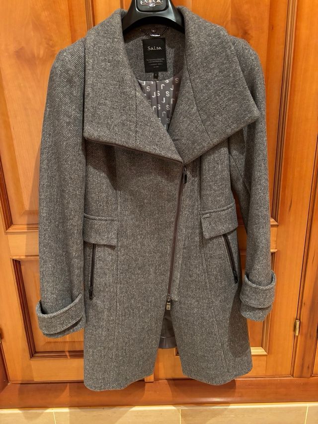 Abrigo Salsa Mujer Gris con Cuello Pelo