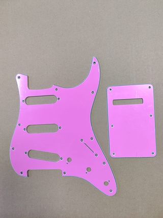 Golpeador y tapa tremolo rosa Stratocaster