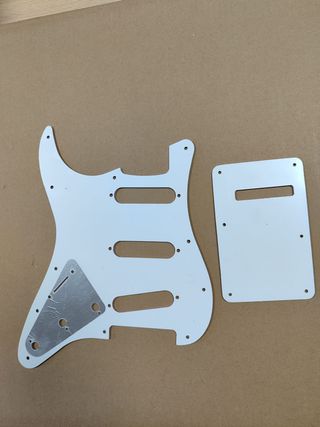 Golpeador y tapa tremolo rosa Stratocaster