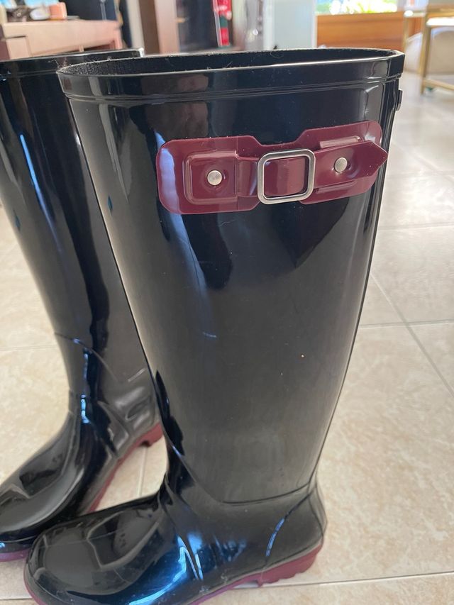 Botas de agua negras con detalle burdeos