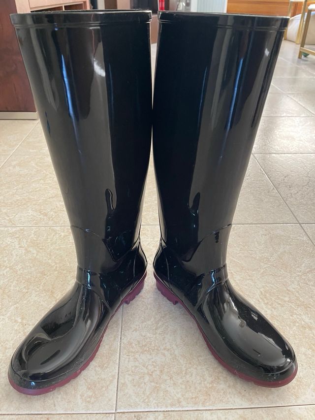 Botas de agua negras con detalle burdeos