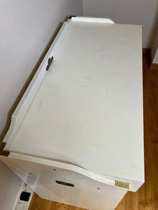 Escritorio antiguo blanco y dorado