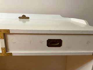 Escritorio antiguo blanco y dorado