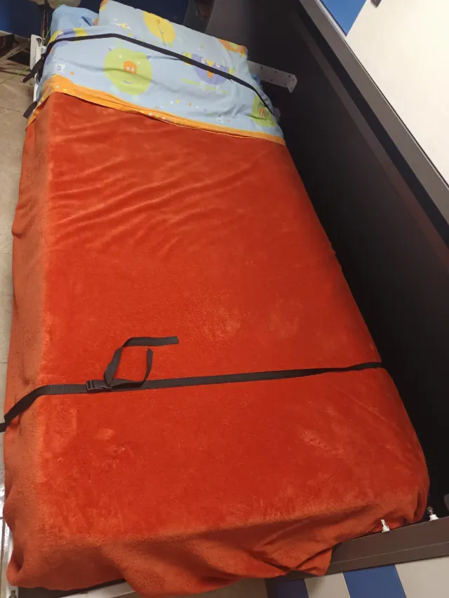 Cama abatible con armario con colchón