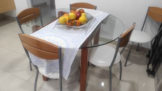 Mesa cristal redonda + 5 sillas madera