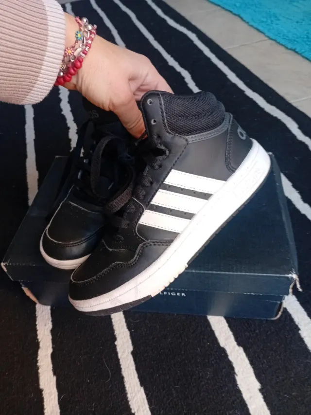 Scarpe Adidas alte nere e bianche