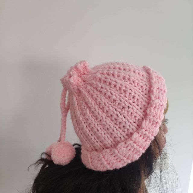 Gorro tejido rosa con pompones