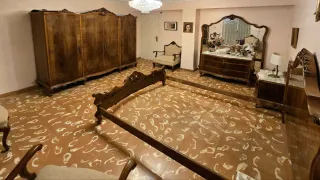 Dormitorio 7 piezas: cómoda, mesitas, armario