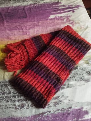 Bufanda de mujer a rayas rojas y moradas