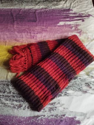 Bufanda de mujer a rayas rojas y moradas