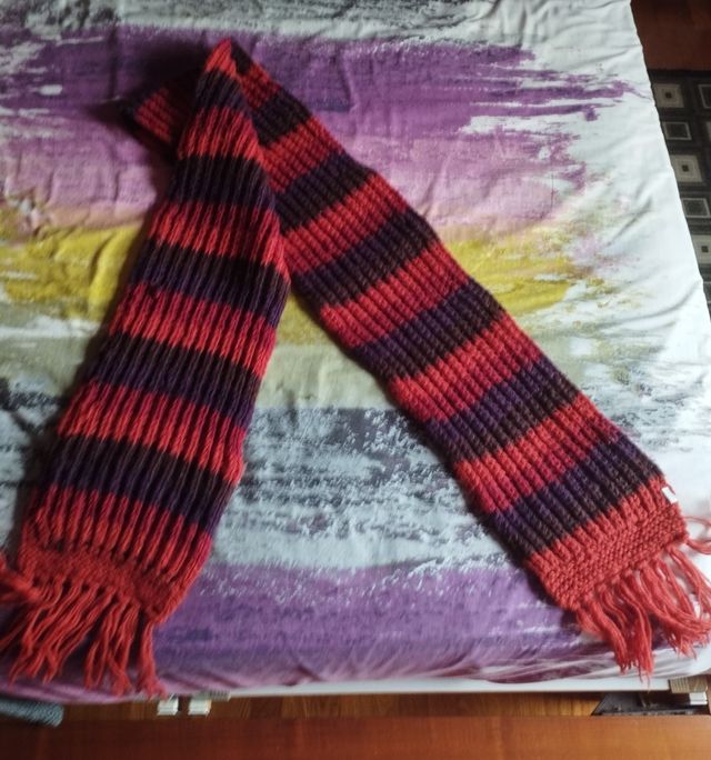 Bufanda de mujer a rayas rojas y moradas