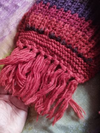 Bufanda de mujer a rayas rojas y moradas