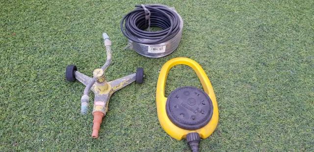 Kit de riego con aspersor y manguera