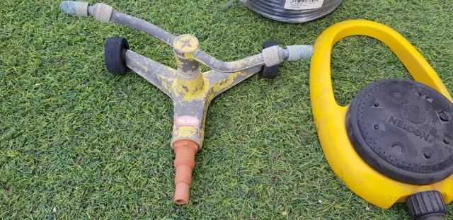 Kit de riego con aspersor y manguera