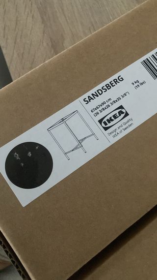 Mesa auxiliar IKEA SANDSBERG en su caja