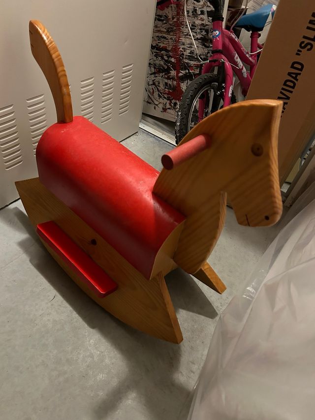 Caballo balancín de madera rojo