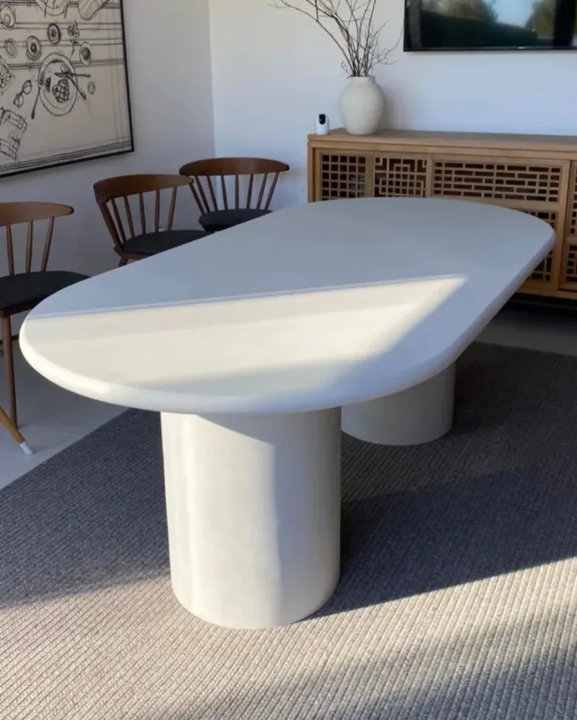 Mesa de microcemento ovalada