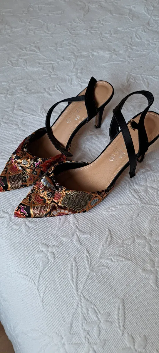 Zapatos de tacón slingback estampados.