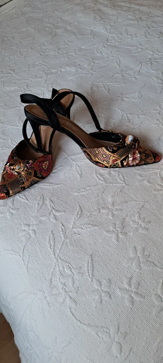 Zapatos de tacón slingback estampados.
